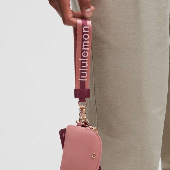 31 Lululemon Dual Pouch Wristlet Wordmark - Garnet Spiced Chai - Picture 2 of 8